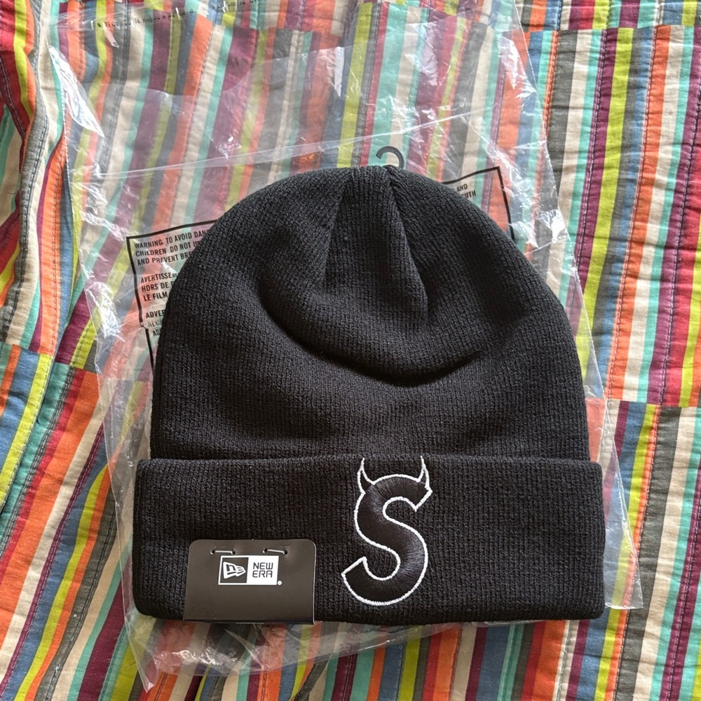 Supreme New S logo, horned Era Black Knit Beanie new with tags